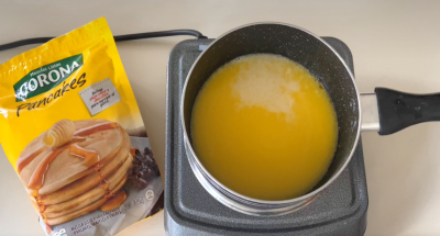 Cuando llegue a punto de ebullición, añadir la mezcla para pancakes.